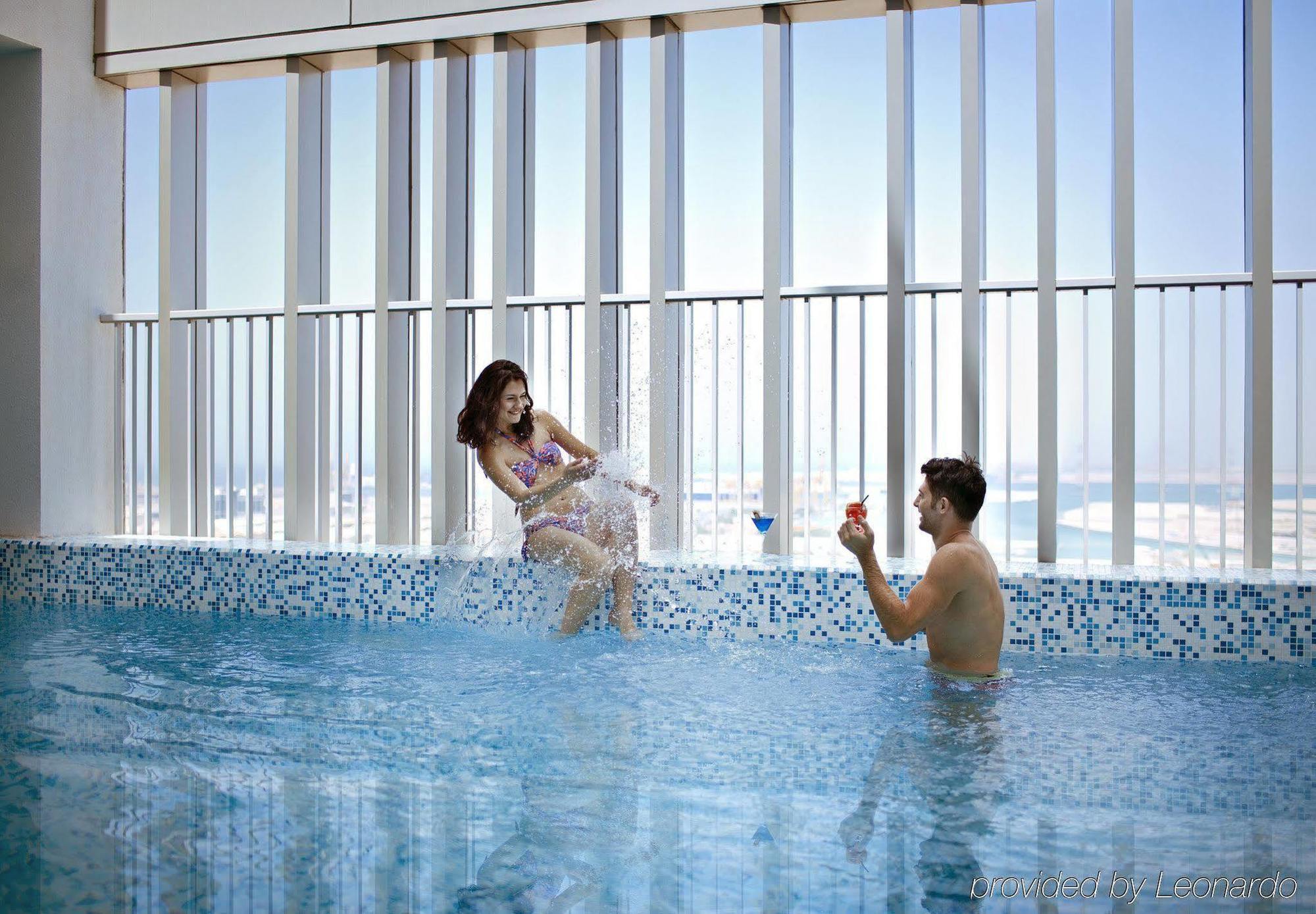 होटल के अलावा Hala Arjaan By Rotana, Deluxe 4*