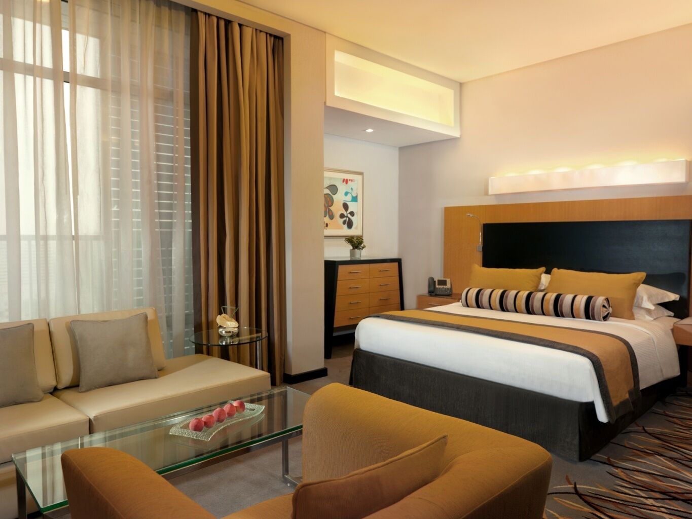 होटल के अलावा Hala Arjaan By Rotana, Deluxe 4*
